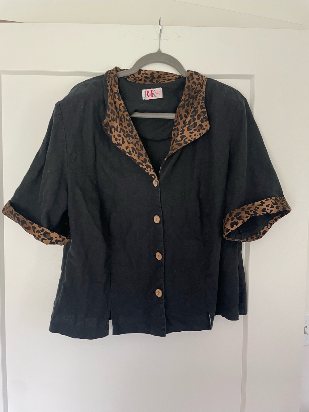 R&K Black Linen Top with Leopard-Print Collar
